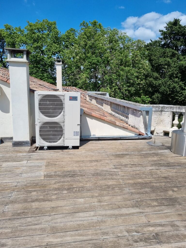 ic-117-galerie_550_1-domaine-de-biar-34-climatisation-chambre-groupe-toiture-20230518190854